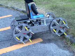 足をもつ不整地対応スキッドステア車